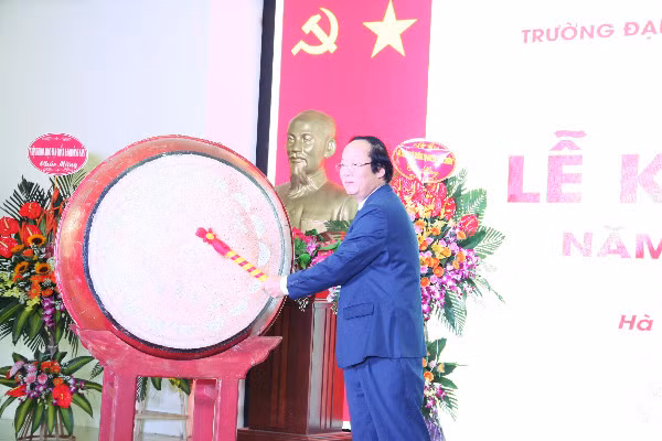 Thứ trưởng Võ Tuấn Nhân gióng trống khai giảng