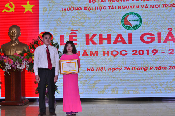 Tặng giấy khen cho nữ sinh thủ khoa trong kỳ tuyển sinh vừa qua