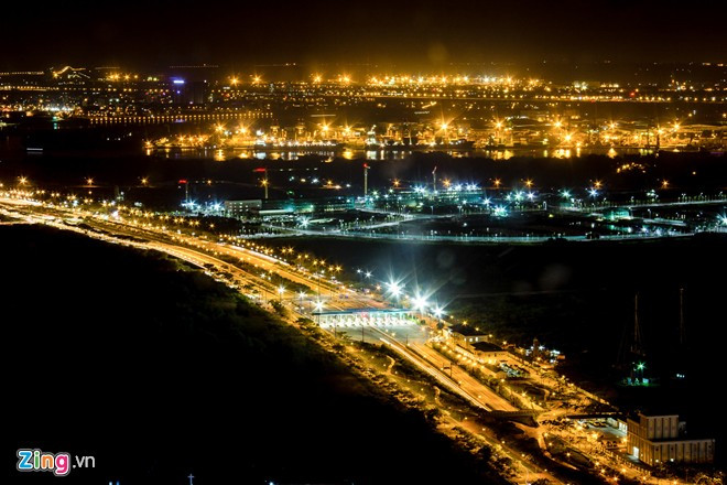 Hầm Thủ Thiêm nổi bật trong màn đêm. Nó được thiết kế nằm sâu 24 m dưới mặt sông Sài Gòn với 6 làn xe chạy ở tốc độ 60 km/h, chịu động đất 6 độ richter và tuổi thọ ước tính trên 100 năm. Đêm Sài Gòn đẹp rực rỡ nhìn từ trên cao