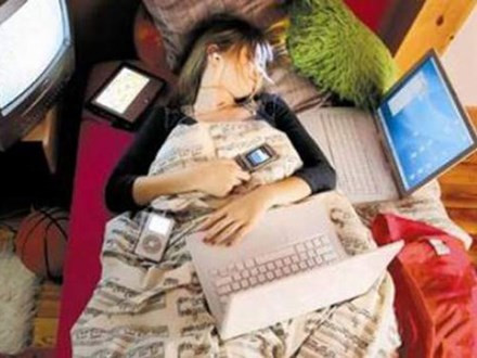 Sạc điện thoại trên giường khi ngủ, tăng nguy cơ béo phì ảnh 1 Ảnh minh họa: Internet