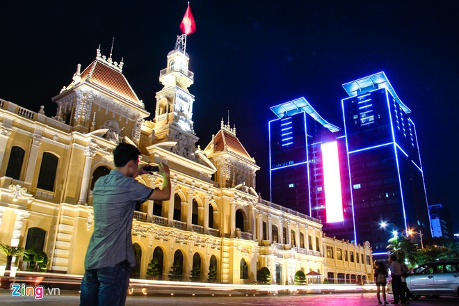 Trụ sở UBND TP HCM nằm ở đường Lê Thánh Tôn. Tòa nhà được xây dựng từ năm 1898 đến 1909 do kiến trúc sư Gardès thiết kế mô phỏng theo kiểu những lầu chuông ở miền bắc nước Pháp. Đây được xem là "điểm phải đến" đối với du khách khi ghé thăm "Hòn ngọc Viễn Đông". Đêm Sài Gòn đẹp rực rỡ nhìn từ trên cao