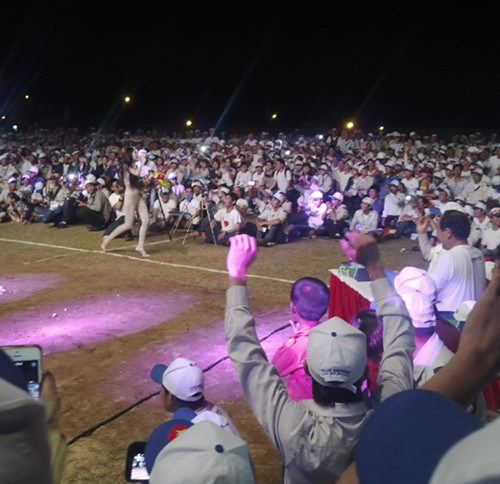 Khổng Tú Quỳnh gây sốc vì diện trang phục mặc như không ảnh 2 Khổng Tú Quỳnh trang phục sốc