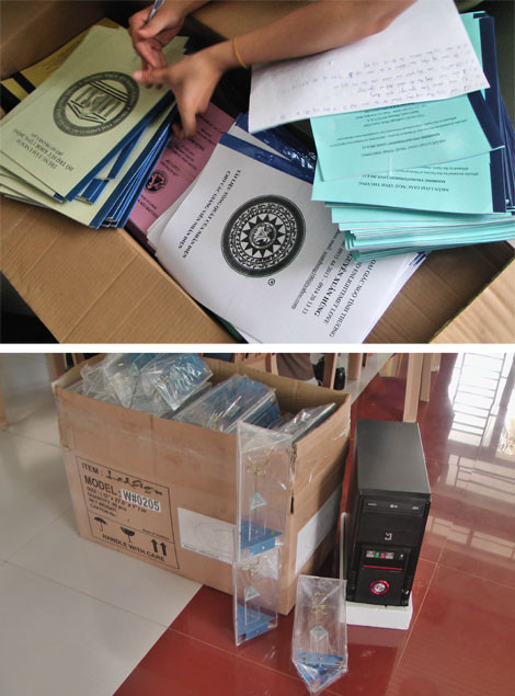 Máy tính và hàng chục “ăng ten nhân điện” cùng một số tài liệu phát hiện tại nơi ở của Nguyễn Xuân Hùng. Máy tính và hàng chục “ăng ten nhân điện” cùng một số tài liệu phát hiện tại nơi ở của Nguyễn Xuân Hùng.