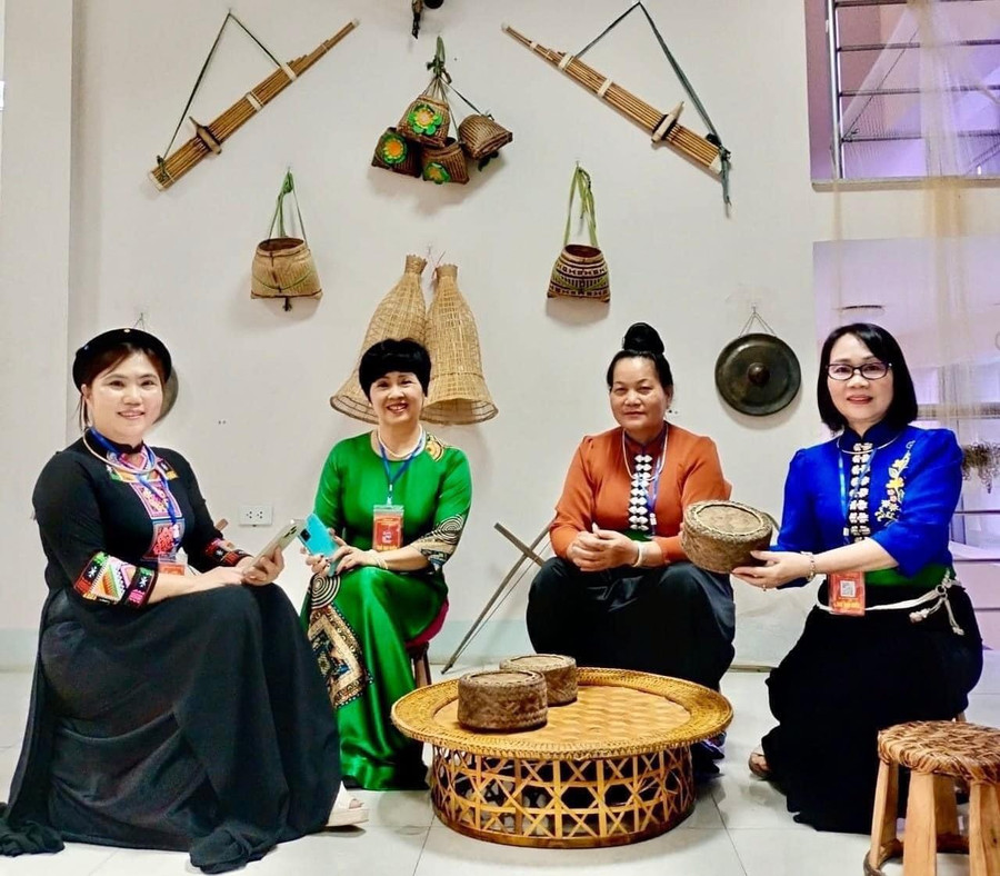 Nghệ nhân Điêu Thị Xiêng (thứ 2 bên phải sang) với nhiều đóng góp cho các làn điệu dân ca. Nghệ nhân Điêu Thị Xiêng (thứ 2 bên phải sang) với nhiều đóng góp cho các làn điệu dân ca.