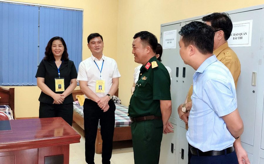 Các điểm thi tại thị xã Nghĩa Lộ đảm bảo đầy đủ các điều kiện vật chất. Các điểm thi tại thị xã Nghĩa Lộ đảm bảo đầy đủ các điều kiện vật chất.