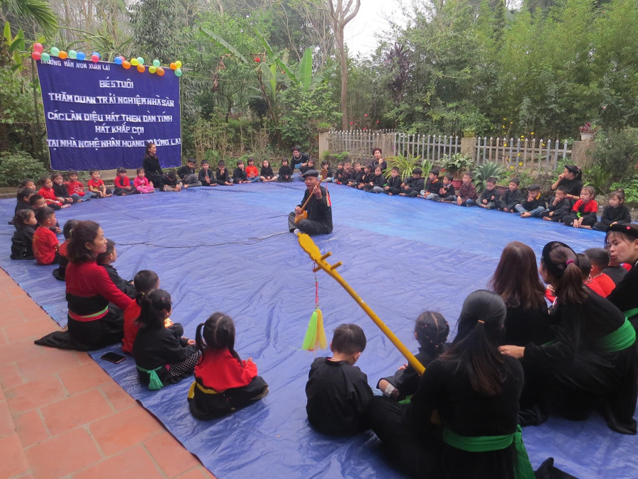 Nghệ nhân Hoàng Tương Lai truyền dạy các làn điệu dân ca tới thế hệ trẻ. Nghệ nhân Hoàng Tương Lai truyền dạy các làn điệu dân ca tới thế hệ trẻ.