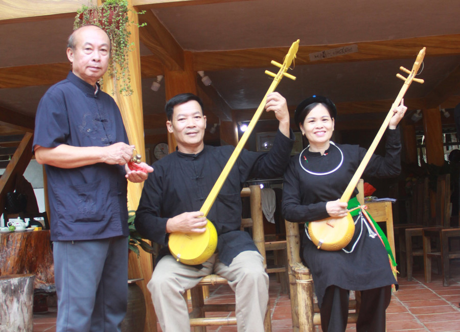 Những làn điệu dân ca mang trong mình sức sống và di sản tinh thần quý giá của cộng đồng. Những làn điệu dân ca mang trong mình sức sống và di sản tinh thần quý giá của cộng đồng.