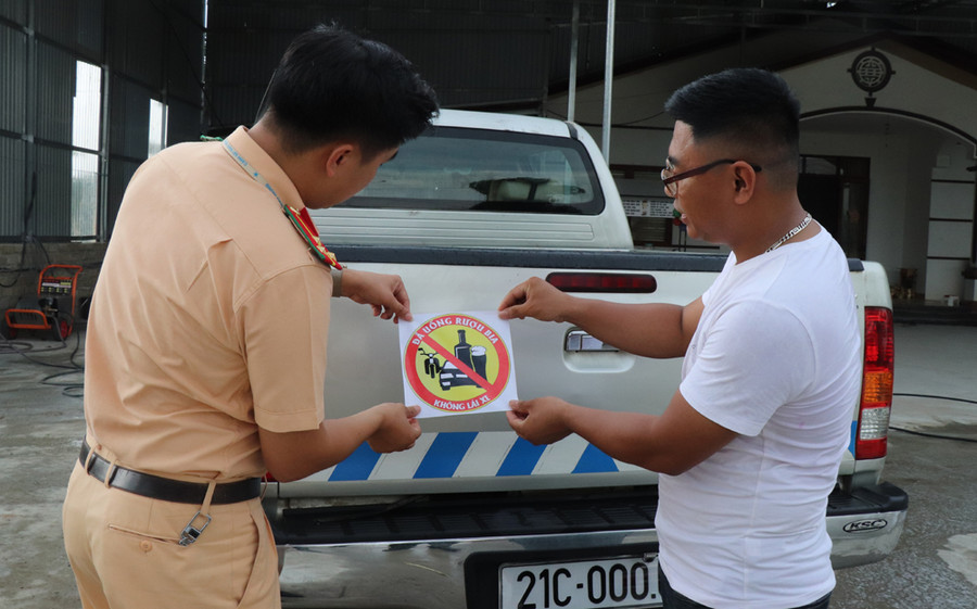 Đồng thời lồng ghép việc tuyên truyền cho các lái xe về việc khi sử dụng rượu bia thì không lái xe. Đồng thời lồng ghép việc tuyên truyền cho các lái xe về việc khi sử dụng rượu bia thì không lái xe.