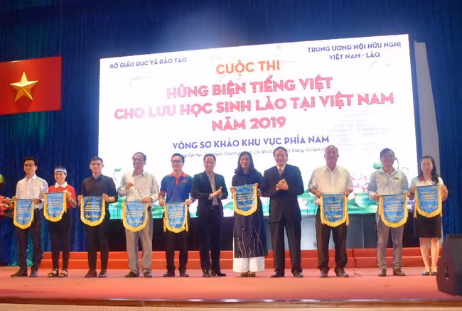 BTC trao cờ lưu niệm cho các đội tham gia Vòng sơ khảo cuộc thi khu vực phía Nam