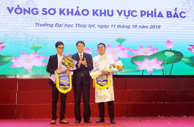 Ông Phạm Quang Hưng - Cục trưởng Cục Hợp tác quốc tế, Bộ GD&ĐT trao giải Nhất cho hai LHS tại Vòng sơ Khảo phía Bắc. Ông Phạm Quang Hưng - Cục trưởng Cục Hợp tác quốc tế, Bộ GD&ĐT trao giải Nhất cho hai LHS tại Vòng sơ Khảo phía Bắc.