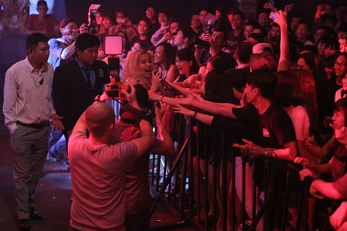 Đông Nhi mặc quần siêu ngắn, biểu diễn bốc lửa - ảnh 10