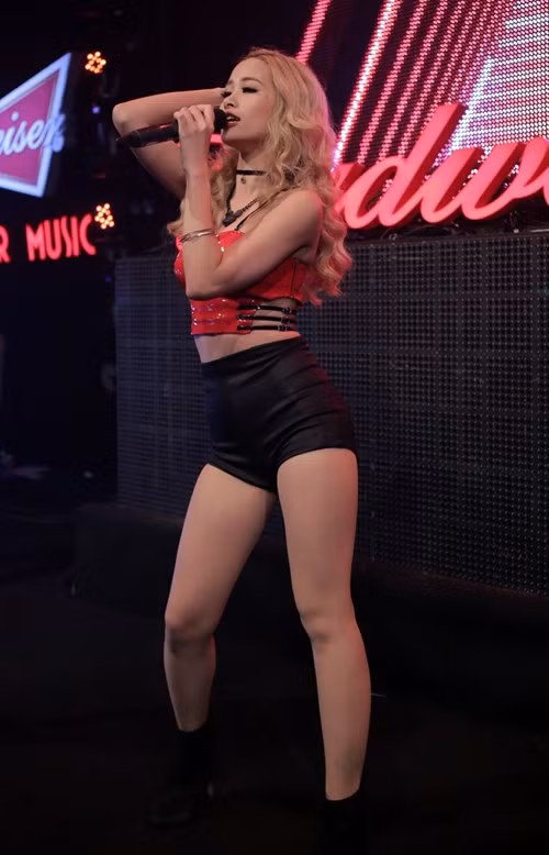 Đông Nhi mặc quần siêu ngắn, biểu diễn bốc lửa - ảnh 3