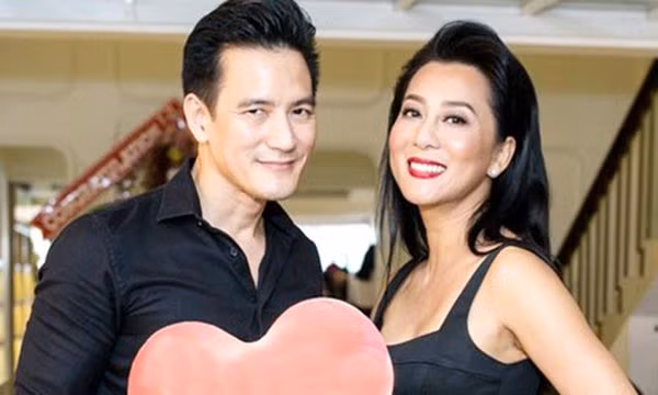  Thời mới hẹn hò người dẫn chương trình cho Trung tâm Thúy Nga Paris, David Duy Hân còn bị mang tiếng là phi công trẻ khi yêu thương một người phụ nữ hơn tuổi. 