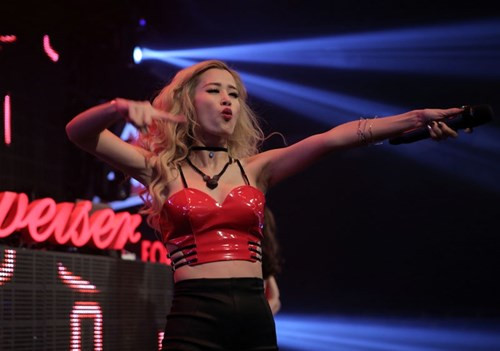 Đông Nhi mặc quần siêu ngắn, biểu diễn bốc lửa - ảnh 6