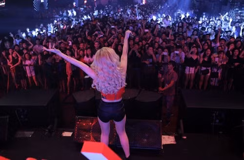 Đông Nhi mặc quần siêu ngắn, biểu diễn bốc lửa - ảnh 7