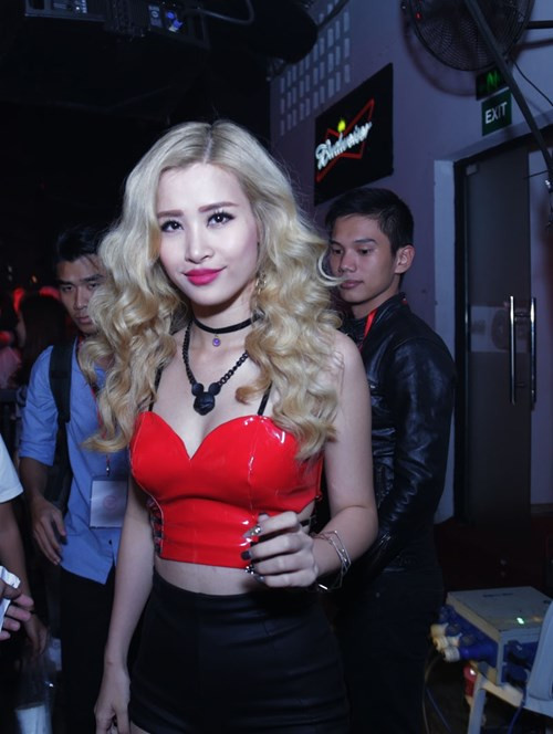 Đông Nhi mặc quần siêu ngắn, biểu diễn bốc lửa - ảnh 1