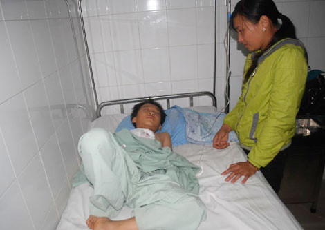 Em Hoàng Minh Nhật tại Bệnh viện Đa khoa Lâm Đồng.