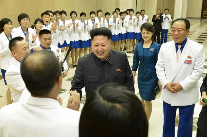 Kim Jong-un lần đầu xuất hiện cùng vợ