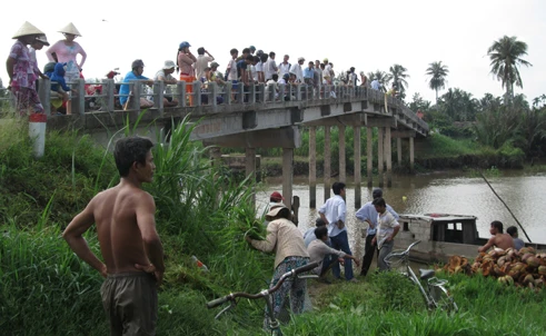 Rơi xuống sông mất tích khi đang ngồi nhậu trên cầu