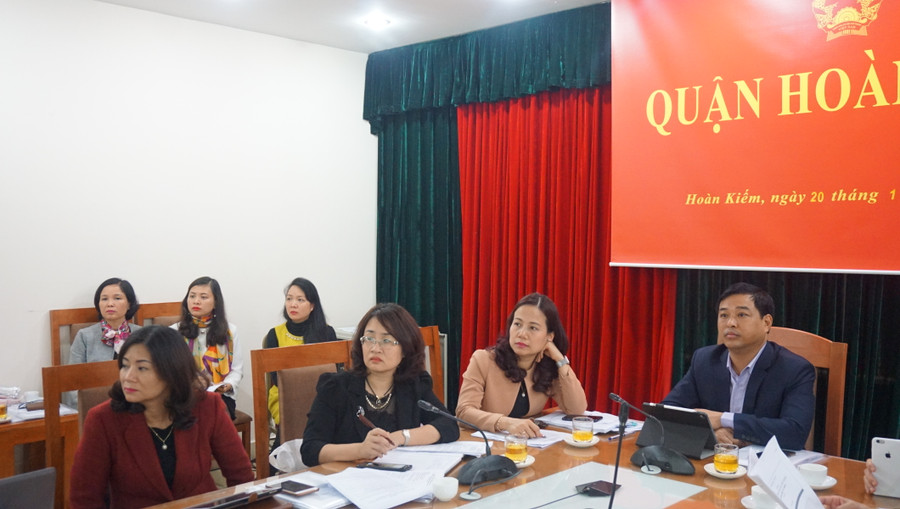 Ông Đinh Hồng Phong, Phó Chủ tịch thường trực UBND quận Hoàn Kiếm chỉ đạo tại điểm cầu Hoàn Kiếm