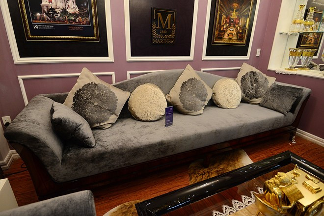 Bộ bàn ghế 1,4 tỷ đồng ở Hà Nội