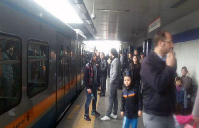 Sự cố mất điện trên diện rộng khiến hệ thống tàu điện ngầm của Thổ Nhĩ Kỳ bị tê liệt. Ảnh: Twitter Sự cố mất điện trên diện rộng khiến hệ thống tàu điện ngầm của Thổ Nhĩ Kỳ bị tê liệt. Ảnh: Twitter