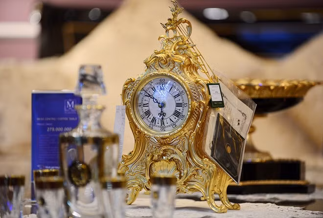  Chiếc đồng hồ trị giá hơn 200 triệu đồng. 