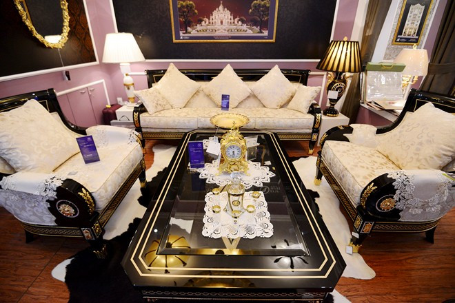 Nhập mô tả cho ản Bộ bàn ghế có giá 1,4 tỷ đồng (bao gồm bàn, ba chiếc ghế, bộ cốc chén uống nước, một đồng hồ để bàn). Vật liệu đều là những vật liệu đẹp nhất tốt nhất, VD: Gỗ óc chó, lấy nhiều phần từ cây óc chó, như nu óc chó, thân óc chó. Óc chó đẹp nhất là từ Pháp. Các đường chỉ màu vàng thì lấy từ gỗ Tiêu Huyền châu Âu. Tất cả gỗ quý này họ chỉ phủ một lớp rất mỏng ở ngoài cùng, và dán nhiều lớp mỏng lại để tránh đc sự co dãn và gây nứt. Để cho được bề mặt đẹp thì sẽ rất khó chọn so với gỗ thịt, dát mỏng thì bề mặt vân đẹp sẽ được nhiều hơn. Ngoài ra còn có gỗ Cẩm Lai Brazin , loại gỗ rất quí, đc đùng để làm đàn ghita cao cấp. Công nghệ sản xuất được tiếp thu rất nhiều từ công nghệ sản xuất nhạc cụ cao cấp. Ngoài ra còn rất nhiều loại gỗ cao cấp khác như sồi Brazil, phong ..v.v..