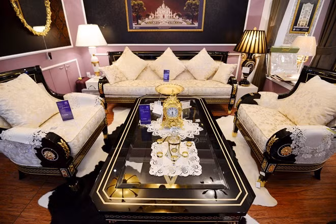 Nhập mô tả cho ản Bộ bàn ghế có giá 1,4 tỷ đồng (bao gồm bàn, ba chiếc ghế, bộ cốc chén uống nước, một đồng hồ để bàn). Vật liệu đều là những vật liệu đẹp nhất tốt nhất, VD: Gỗ óc chó, lấy nhiều phần từ cây óc chó, như nu óc chó, thân óc chó. Óc chó đẹp nhất là từ Pháp. Các đường chỉ màu vàng thì lấy từ gỗ Tiêu Huyền châu Âu. Tất cả gỗ quý này họ chỉ phủ một lớp rất mỏng ở ngoài cùng, và dán nhiều lớp mỏng lại để tránh đc sự co dãn và gây nứt. Để cho được bề mặt đẹp thì sẽ rất khó chọn so với gỗ thịt, dát mỏng thì bề mặt vân đẹp sẽ được nhiều hơn. Ngoài ra còn có gỗ Cẩm Lai Brazin , loại gỗ rất quí, đc đùng để làm đàn ghita cao cấp. Công nghệ sản xuất được tiếp thu rất nhiều từ công nghệ sản xuất nhạc cụ cao cấp. Ngoài ra còn rất nhiều loại gỗ cao cấp khác như sồi Brazil, phong ..v.v..