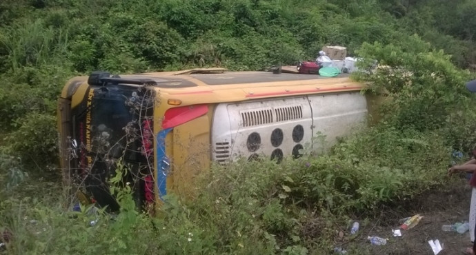 Hiện trường vụ lật xe khách BKS 75B - 00600 ngày 24/3 trên QL14B, đoạn qua xã Đại Quang, huyện Đại Lộc, Quảng Nam nơi phụ xe "múa kiếm" WP_20150324_002 (1)