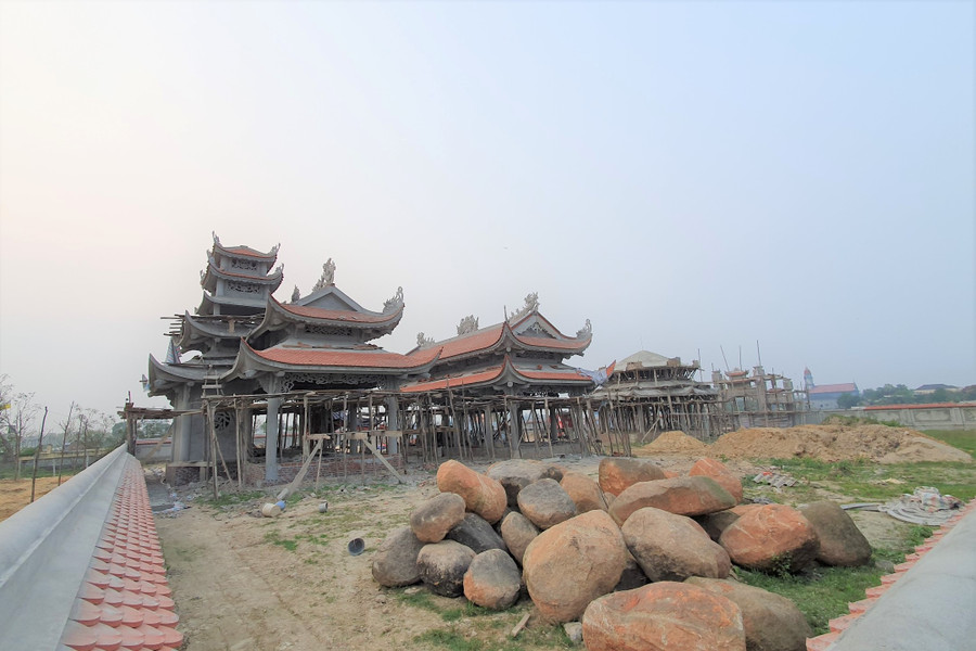 Trong khi người dân cần vài chục mét vuông để chôn cất người thân qua đời không được giải quyết nhưng chính quyền lại giao hàng nghìn mét vuông cho cá nhân xây lăng mộ khủng khiến người dân xã Thạch Trung đều bức xúc (Ảnh: Tiến Hiệp). Trong khi người dân cần vài chục mét vuông để chôn cất người thân qua đời không được giải quyết nhưng chính quyền lại giao hàng nghìn mét vuông cho cá nhân xây lăng mộ khủng khiến người dân xã Thạch Trung đều bức xúc (Ảnh: Tiến Hiệp).