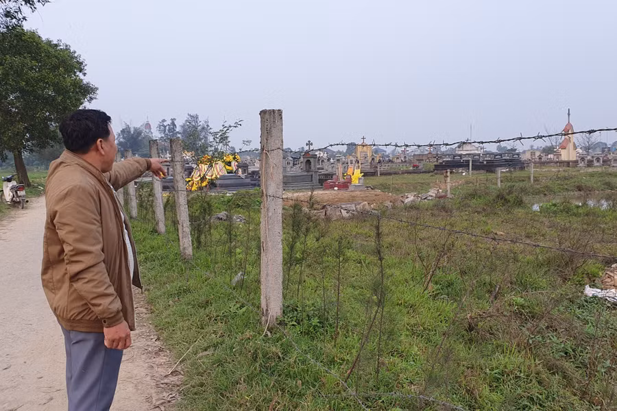 Ông Nguyễn Thiết cho biết, mỗi lần người dân đổ đất vào phần ruộng đã mua ở giáp nghĩa trang Hoang Ích để làm mộ là chính quyền về xử phạt, bắt phải đào đất đi (Ảnh: Tiến Hiệp).