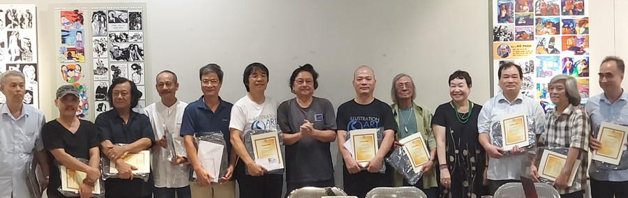 Nhân dịp này, Hội Mỹ thuật Việt Nam tặng giải thưởng 'Nghệ thuật minh họa báo chí và xuất bản Việt Nam năm 2023' để ghi nhận tác phẩm xuất sắc và sự cống hiến của 24 họa sĩ. Ảnh: Bình Thanh Nhân dịp này, Hội Mỹ thuật Việt Nam tặng giải thưởng 'Nghệ thuật minh họa báo chí và xuất bản Việt Nam năm 2023' để ghi nhận tác phẩm xuất sắc và sự cống hiến của 24 họa sĩ. Ảnh: Bình Thanh