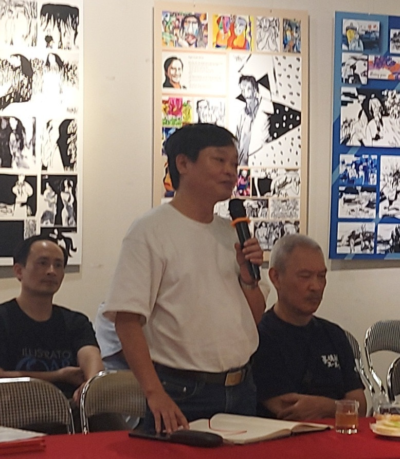 Họa sĩ Bùi Quang Đức tâm huyết chia sẻ 'cái thú riêng - vẽ minh họa' tại buổi tọa đàm của triển lãm. Ảnh: Bình Thanh Họa sĩ Bùi Quang Đức tâm huyết chia sẻ 'cái thú riêng - vẽ minh họa' tại buổi tọa đàm của triển lãm. Ảnh: Bình Thanh