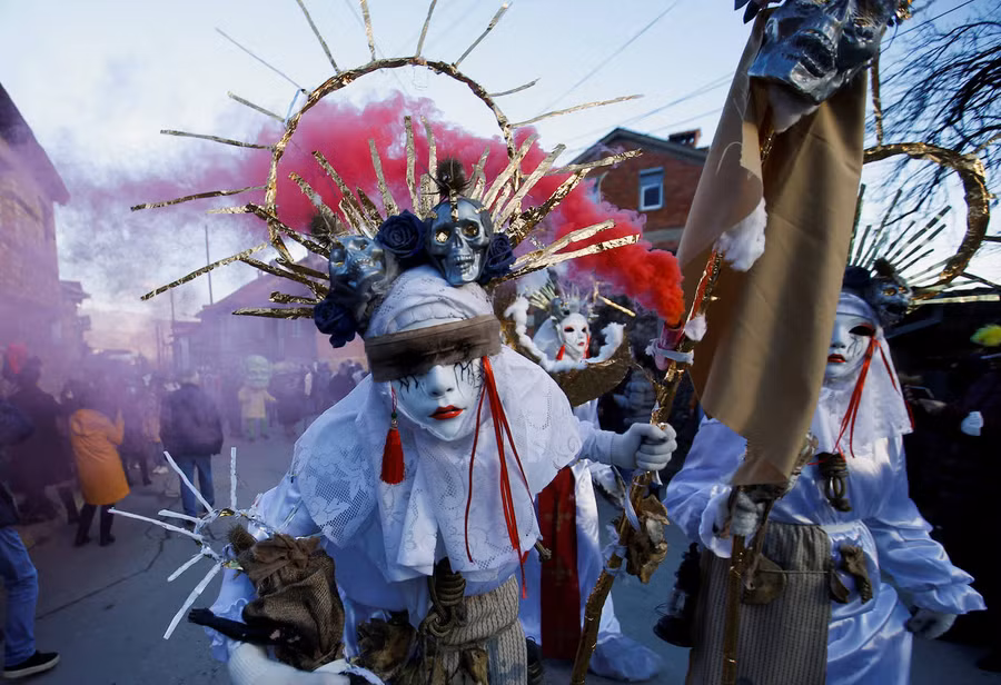 Hoạt động văn hóa tiêu biểu nhất của Vevčani là lễ hội hóa trang, rất thu hút du khách. Ảnh: Laverdad.es Hoạt động văn hóa tiêu biểu nhất của Vevčani là lễ hội hóa trang, rất thu hút du khách. Ảnh: Laverdad.es