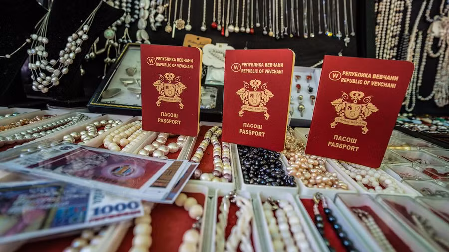 Hộ chiếu và tiền tệ Vevčani. Ảnh: Richard Collett, Bbc.com Hộ chiếu và tiền tệ Vevčani. Ảnh: Richard Collett, Bbc.com