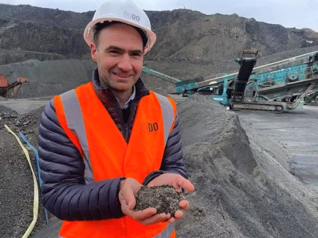 Jim Mann, ông chủ của công ty cải thiện khí hậu bằng đá - UNDO. Ảnh: Jonah Fisher, Bbc.com