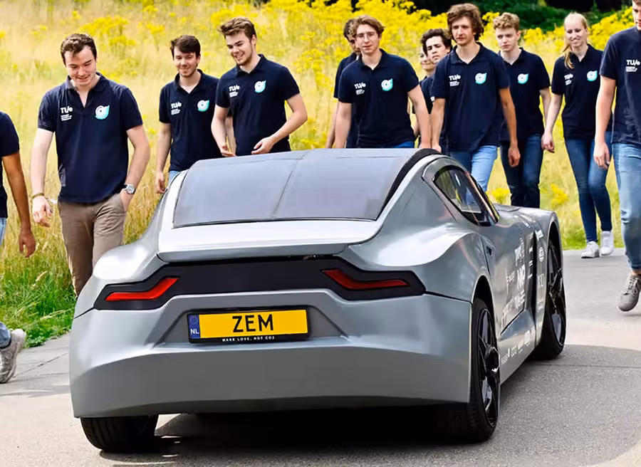 Xe điện Zem và nhóm sinh viên TU/ecomotive thuộc Đại học Eindhoven.