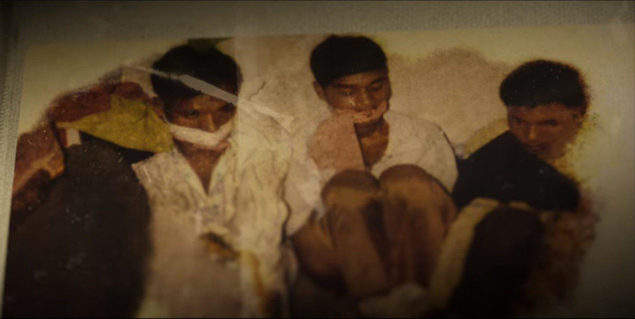 Ảnh chụp mấy người hàng xóm suýt bị Jha sát hại năm 2003.