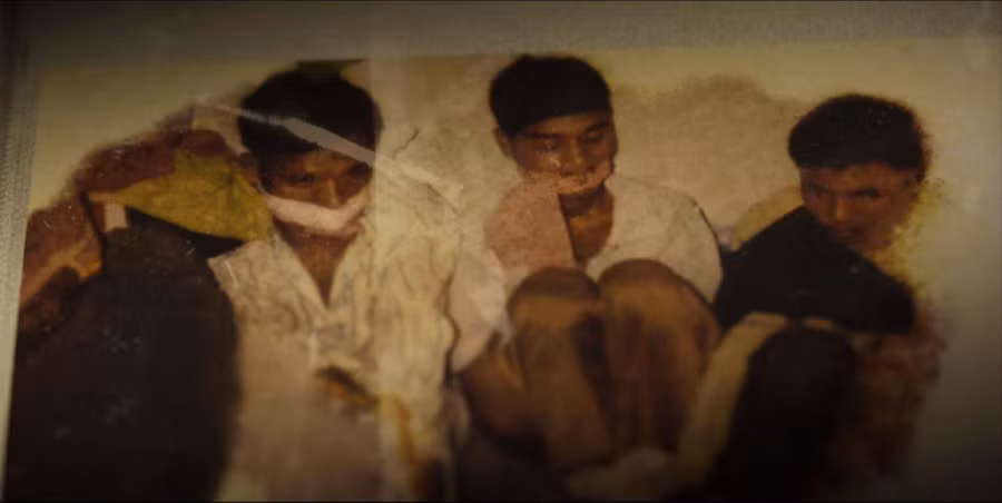 Ảnh chụp mấy người hàng xóm suýt bị Jha sát hại năm 2003.