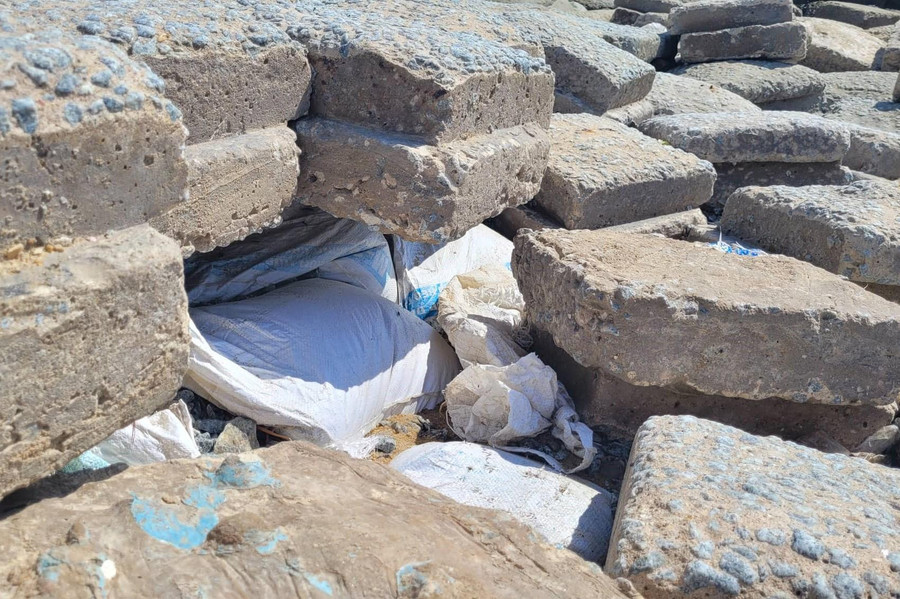 Nhiều lần tuyến kè bị hư hỏng, chính quyền và người dân đã khắc phục nhưng chỉ là biện pháp tạm thời. Nhiều lần tuyến kè bị hư hỏng, chính quyền và người dân đã khắc phục nhưng chỉ là biện pháp tạm thời.