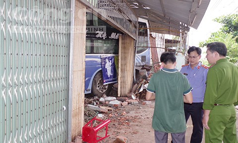 Bà Nguyễn Thị Hà (62 tuổi) là người chứng kiến toàn bộ sự việc cho biết, thời điềm đó bà đang ngồi cạo hạt điều trước nhà thì nghe một tiếng nổ lớn như nổ lốp xe. Sau đó, bà thấy chiếc xe ầm ầm lao đến và húc đổ phần trước của 4 căn nhà trên. Xe giường nằm ủi bay 4 nhà dân