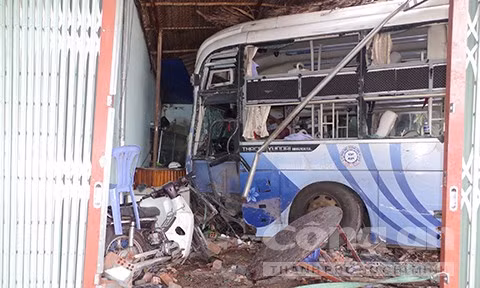 Xe giường nằm ủi bay 4 nhà dân