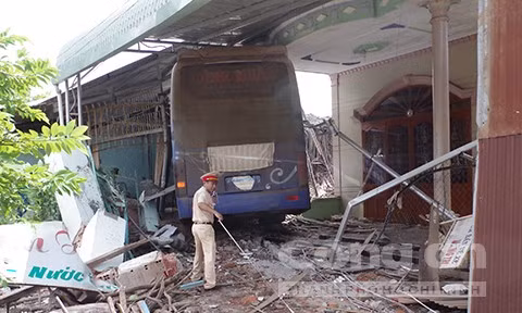 Xe giường nằm ủi bay 4 nhà dân