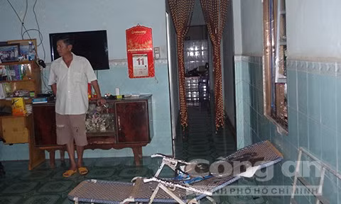 Xe giường nằm ủi bay 4 nhà dân