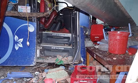 Xe giường nằm ủi bay 4 nhà dân