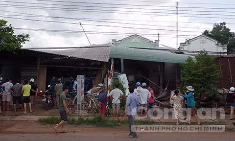 Xe giường nằm ủi bay 4 nhà dân