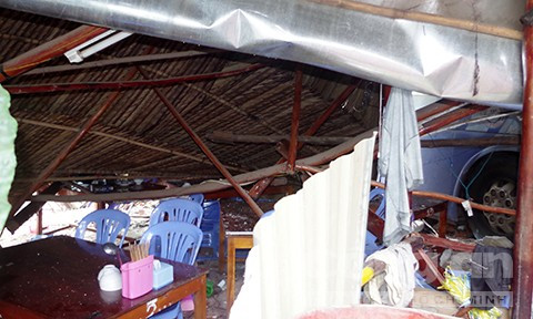Còn theo bà Nguyễn Thị Nhường (58 tuổi, quê Tây Ninh, hành khách trên xe), khi đang ngồi trên xe phía sau tài xế, bà nghe một tiếng kêu lớn giống như gãy một thiết bị gì đó phía dưới gầm xe. Chưa kịp hiểu chuyện gì thì đã xảy ra sự việc nêu trên. Xe giường nằm ủi bay 4 nhà dân