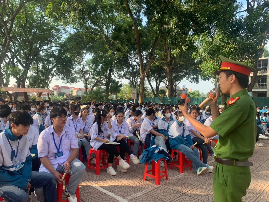 Công an huyện Lạng Giang (Bắc Giang) tuyên truyền phòng chống tác hại của thuốc lá điện tử, ma túy cho học sinh.