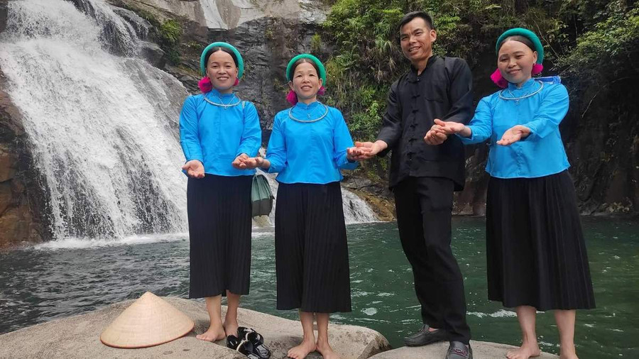Anh Trạc A Thìn (thứ 2 từ phải sang) và chị Lục Thị Cọm (thứ 2 từ trái sang) trong hội hát soóng cọ. Ảnh: T.H Anh Trạc A Thìn (thứ 2 từ phải sang) và chị Lục Thị Cọm (thứ 2 từ trái sang) trong hội hát soóng cọ. Ảnh: T.H